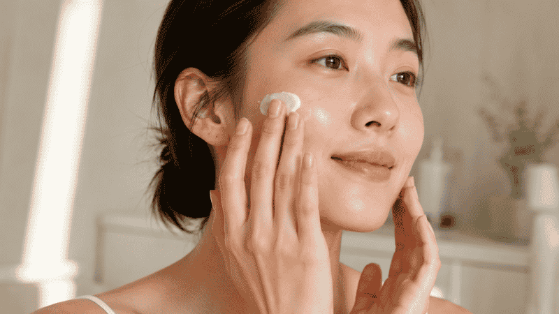 Applying moisturizer before makeup — skin prep step for beginners