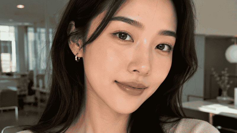 Polished natural everyday makeup look for work with even skin mascara and soft blush